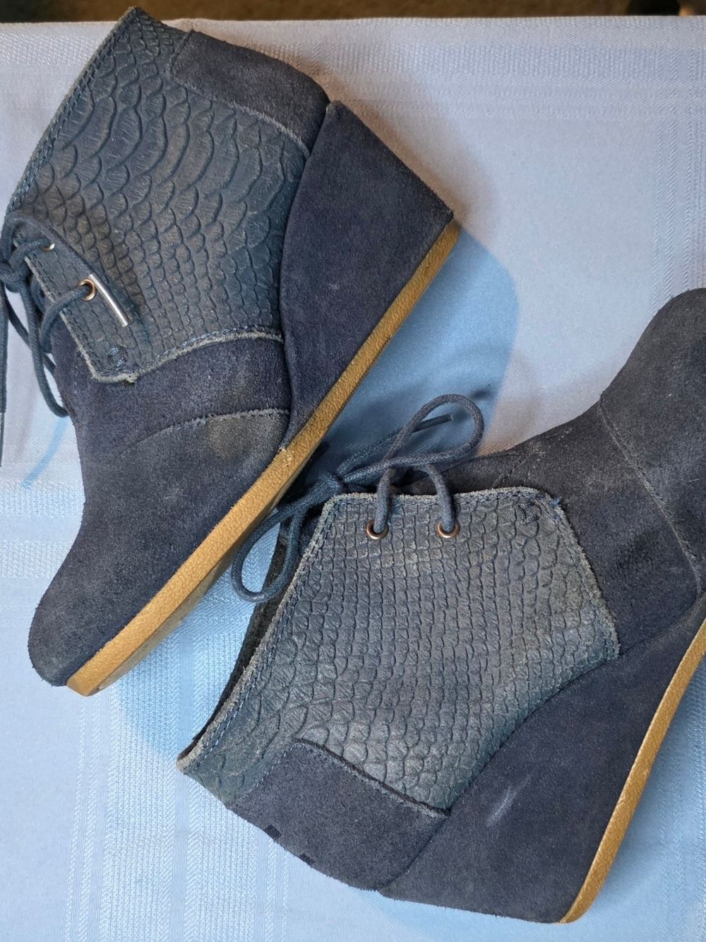 TOMS Women's Navy Blue Suede Wedge Ankle Booties Snake Embossed Lace Up Size 7